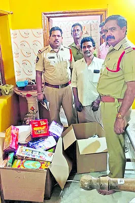 అక్రమంగా నిల్వ ఉంచిన టపాసులు స్వాధీనం 