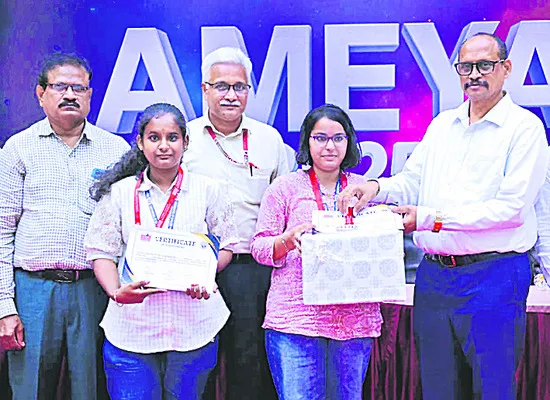 విద్యార్థులు వ్యవస్థాపకులుగా ఎదగాలి