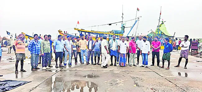 పీపీపీ విధానాన్ని వ్యతిరేకిస్తూ నిరసన 