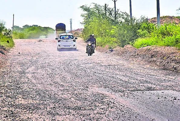 వామ్మో.. ఇవేం రోడ్లు