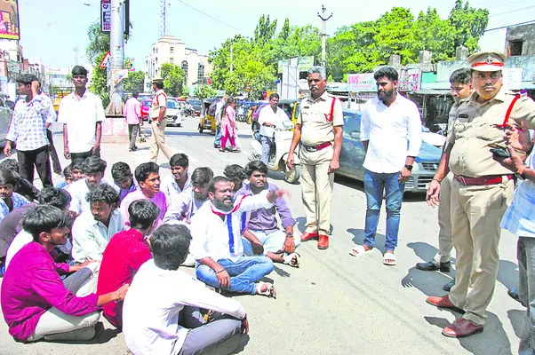 బీసీలకు 42% రిజర్వేషన్‌ ఇవ్వాల్సిందే