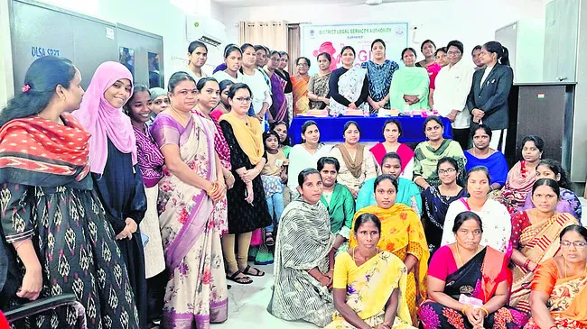 బాలికలు చదువులో రాణించాలి