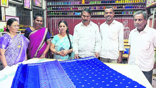 వెండి పోగులతో పట్టు పీతాంబరం