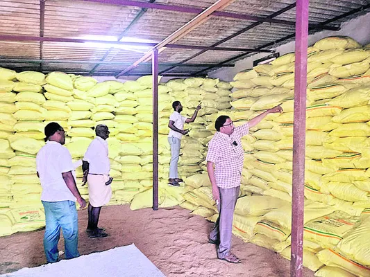 యూరియా అమ్మకాల నిలిపివేత