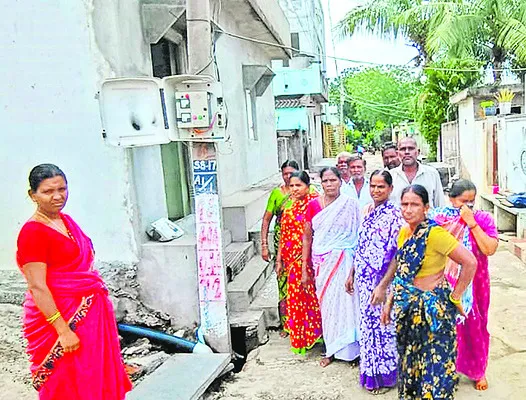 వైఎస్సార్‌సీపీకి చెందిన వారమనే నీరివ్వడం లేదు! 