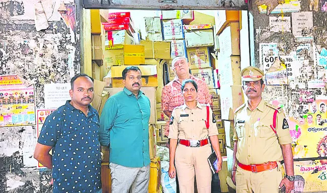 బాణాసంచా అక్రమ నిల్వలపై టాస్క్‌ఫోర్స్‌ కన్ను 