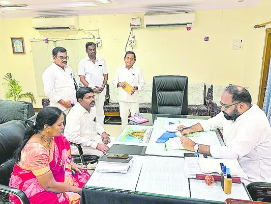 రత్నగిరి మెయిన్‌ క్యాంటీన్‌ వద్ద మినీ క్యాంటీన్‌