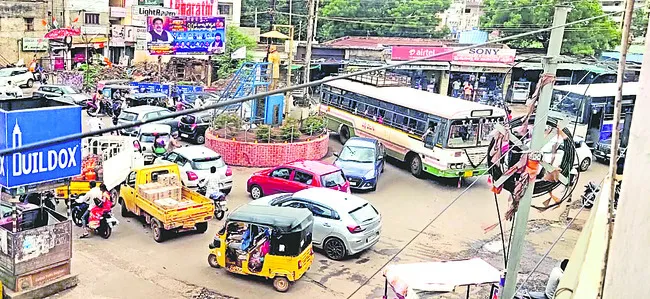 ఆగుతూ.. సాగుతూ!