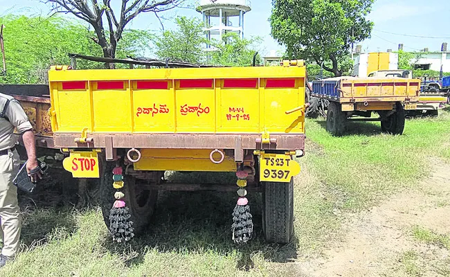 ఇసుక ట్రాక్టర్ల పట్టివేత