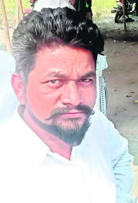 పురుగుల మందు పిచికారీ చేస్తూ..