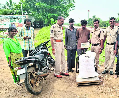 గంజాయి తరలిస్తున్న ఇద్దరి అరెస్ట్‌ 