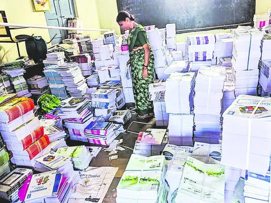 రెండో విడత పాఠ్యపుస్తకాలు పంపిణీ