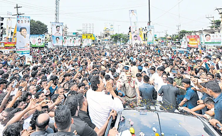 Huge people flooded YS Jagans tour in North Andhra