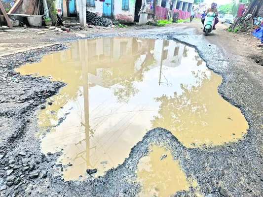 మడుగుల్లా రోడ్లు.. ప్రయాణానికి పాట్లు