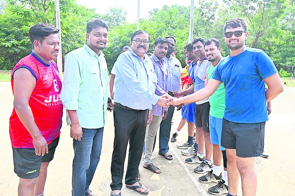 గెలుపోటములను సమానంగా స్వీకరించాలి