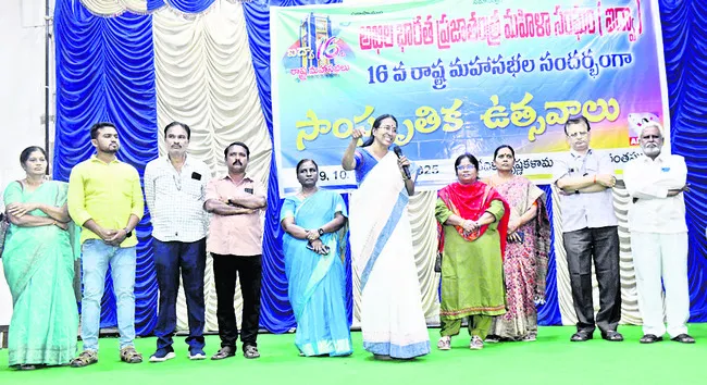 యువతులు అన్ని రంగాల్లోనూ రాణించాలి 