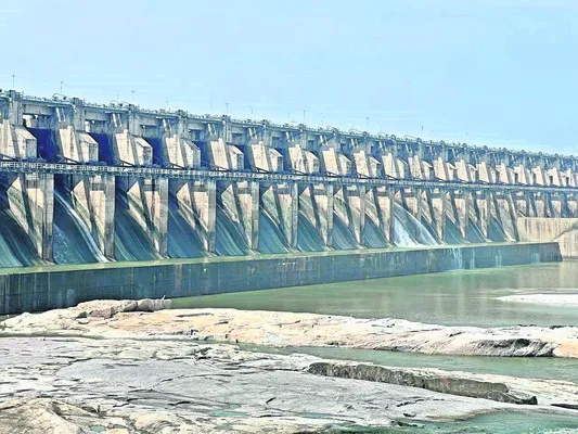 ఎస్సారెస్పీ వరద గేట్ల మూసివేత 