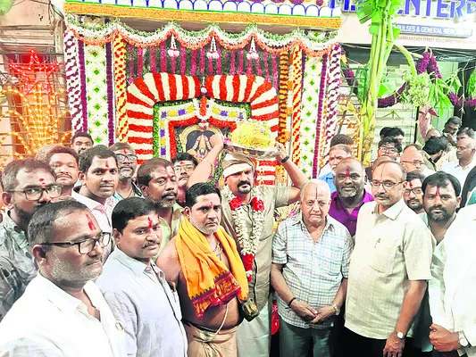 రూ.1.26 లక్షలు పలికిన శ్రీవారి లడ్డు