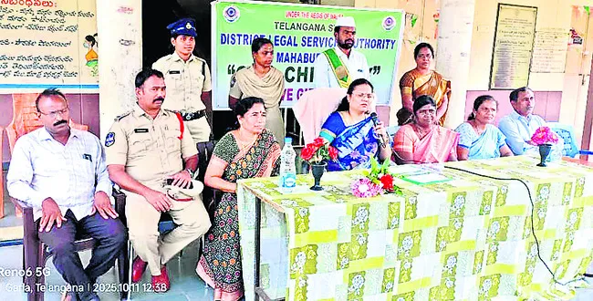 విద్యార్థినులు అన్ని రంగాల్లో రాణించాలి