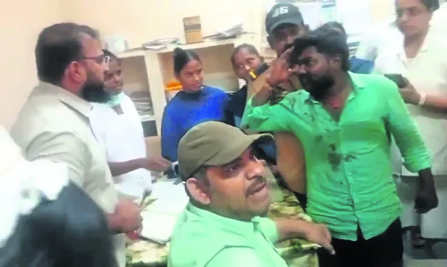 వైద్య సిబ్బందిపై దాడికి యత్నం 