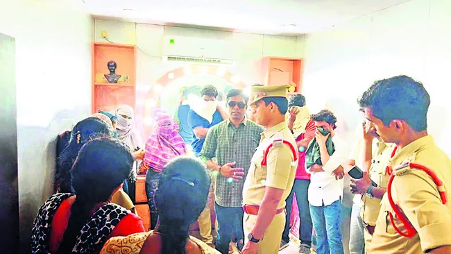 బ్యూటీ సెలూన్‌ ముసుగులో వ్యభిచారం
