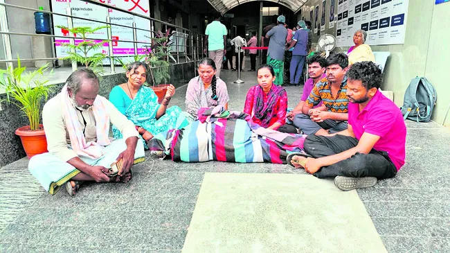 కామినేని హాస్పిటల్ వద్ద మృతదేహంతో ఆందోళన