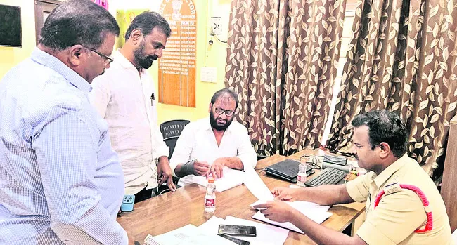 రాజకీయంగా ఎదుర్కోలేకే తప్పుడు కేసులు 