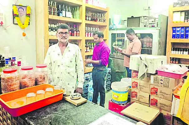 మద్యం షాపుల నుంచి శాంపిల్స్‌ సేకరణ 