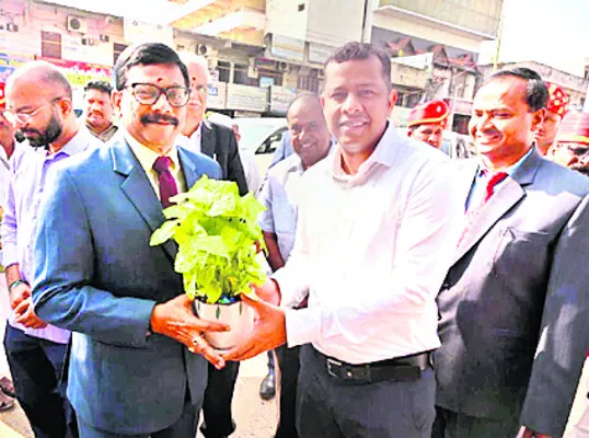 పెండింగ్‌ కేసులు త్వరితగతిన పరిష్కరించాలి 
