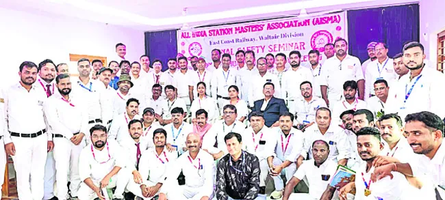 సమస్యలు పరిష్కరించాలి