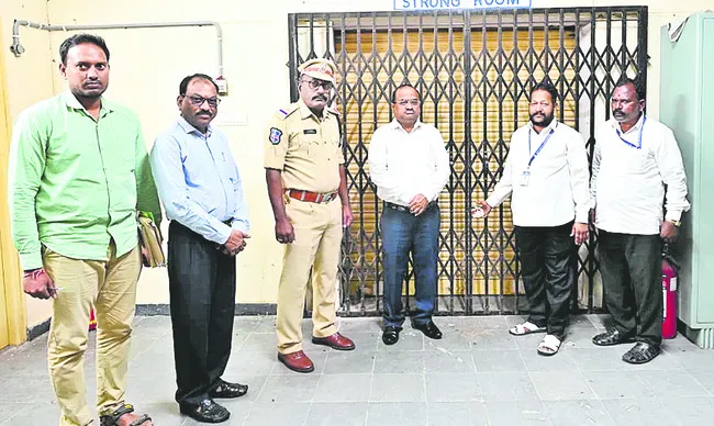ఈవీఎంల గోడౌన్ పరిశీలన