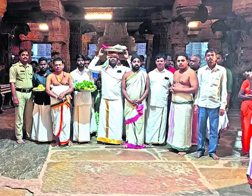 శాస్త్రోక్తంగా స్నపన తిరుమంజనం 