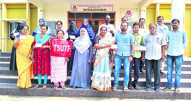 గురుకుల ఉపాధ్యాయుల వేతనాలు చెల్లించాలి