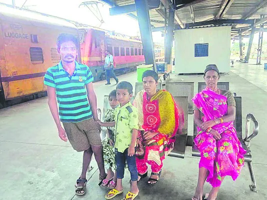 తిరుపతిలో శంషాబాద్ భక్తుల ఇబ్బందులు