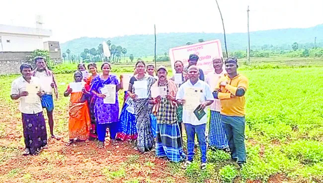 దళితుల భూముల్లో బోర్డులు