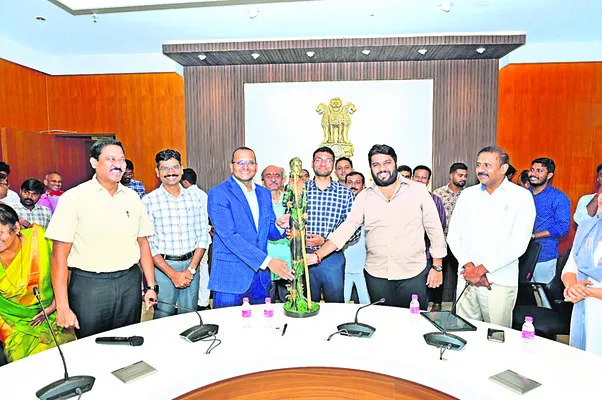 బదిలీపై వెళ్తున్న విశ్వనాథన్‌కు ఘన సత్కారం