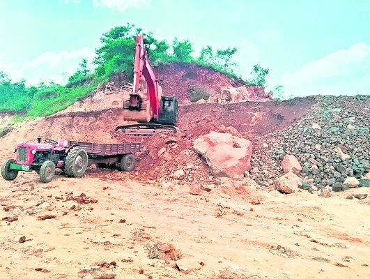 కొండను పిండేస్తున్నారు!
