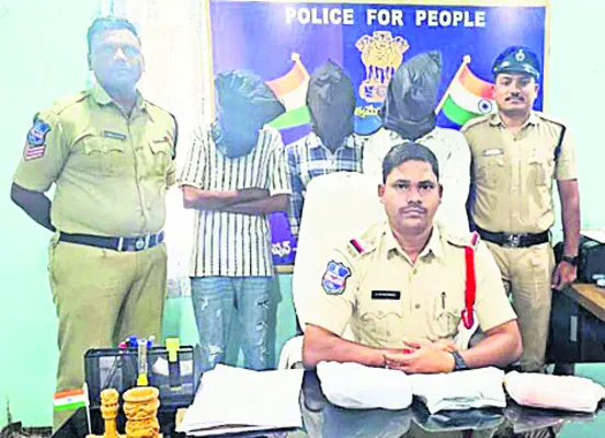 గంజాయి రవాణా చేస్తున్న ముగ్గురి అరెస్ట్‌