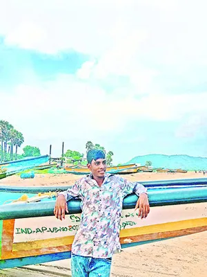 చేపల వేటకు వెళ్లిన యువకుడి గల్లంతు