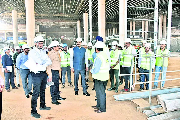 ఎయిర్‌పోర్టు పనుల పరిశీలన 