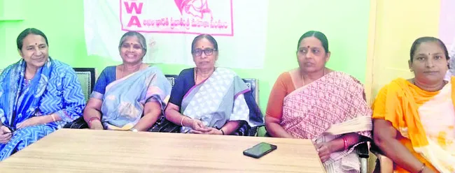 మహిళా చట్టాల అమలులో ప్రభుత్వాలు విఫలం