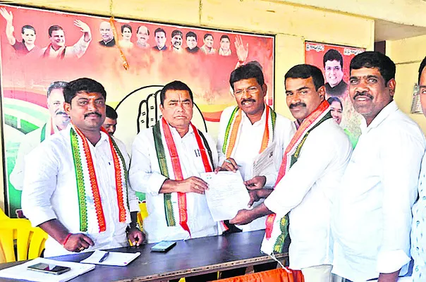 డీసీసీ పీఠం కోసం దరఖాస్తుల వెల్లువ
