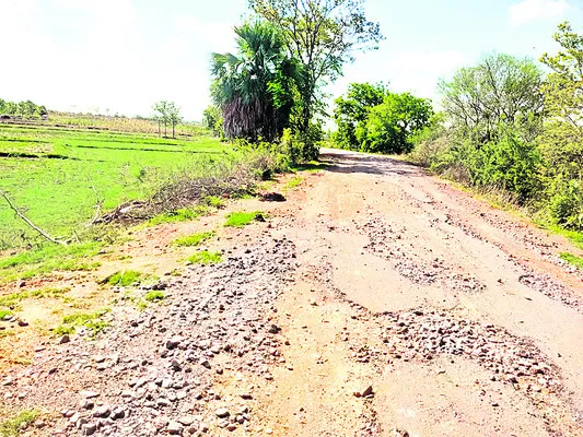 కంకరతేలి గుంతలమయంగా..