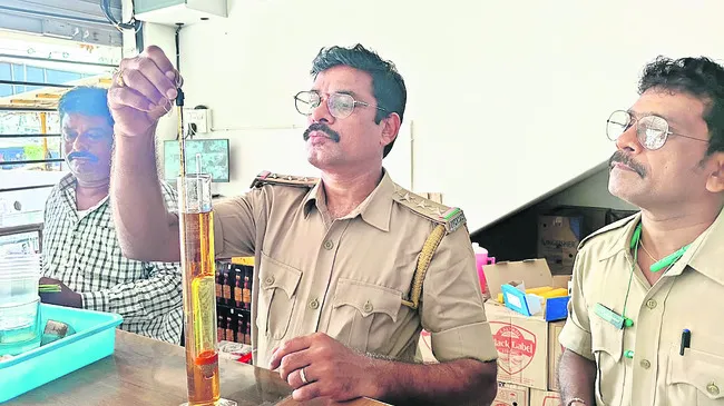 మద్యం దుకాణాల్లో ఎకై ్సజ్ తనిఖీలు