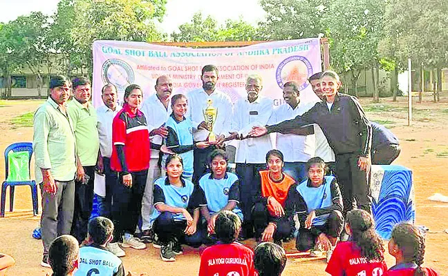 కారును ఢీకొన్న టాటా ఏస్‌