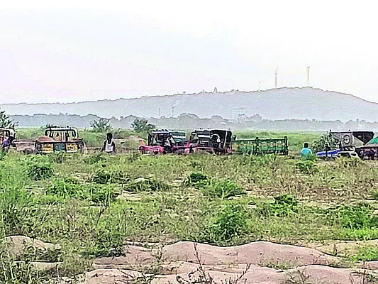 అక్రమ తరలింపును అడ్డుకునేదెవరు..? 