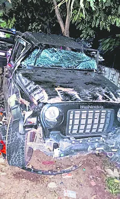 బైకును ఢీకొన్న జీపు..ఇద్దరికి తీవ్రగాయాలు