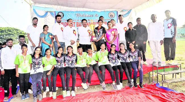 ట్రోఫీలు అందజేసిన ఎమ్మెల్యే యెన్నం