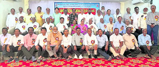 రిటైర్డ్ ఉద్యోగుల ఆత్మీయ కలయిక
