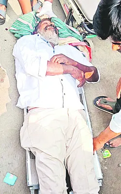 కారు ఢీకొని ఇద్దరికి తీవ్ర గాయాలు
